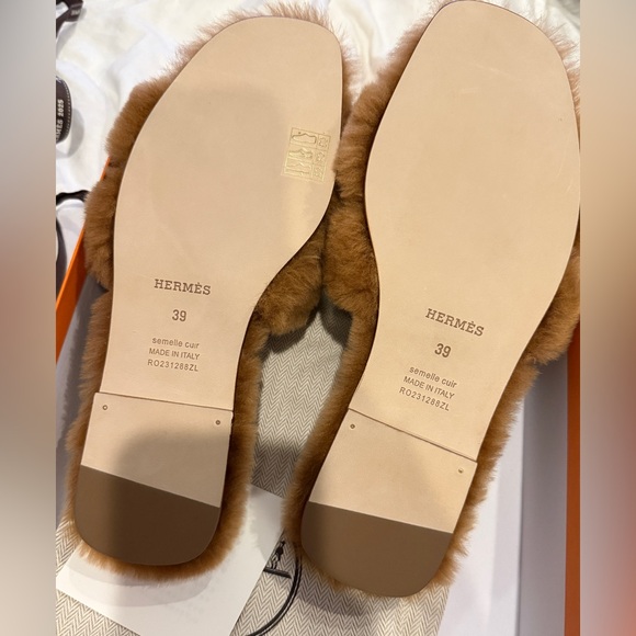 RARE FIND | HERMES BNIB SHEARLING ORAN SANDALS NATUREL 39 EU - US 8.5 - Picture 5 of 7